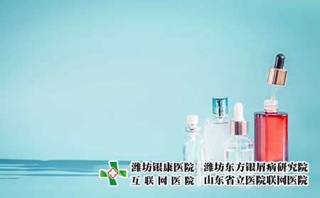 攝圖網(wǎng)_300135473_化妝品瓶產(chǎn)品與液體,吸管藍色背景,正視圖精華,爽膚水提取血清桌子上,正視圖美容現(xiàn)代護膚理念與（企業(yè)商用）